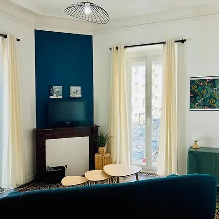 Belle Haussmanien Et Moderne アパート
